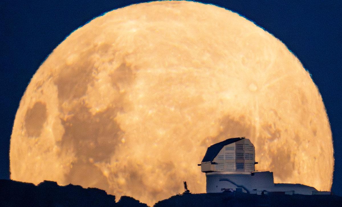 LSST observatory with enormous full moon behind it. Image: M.Hernández, H.Stockebrand